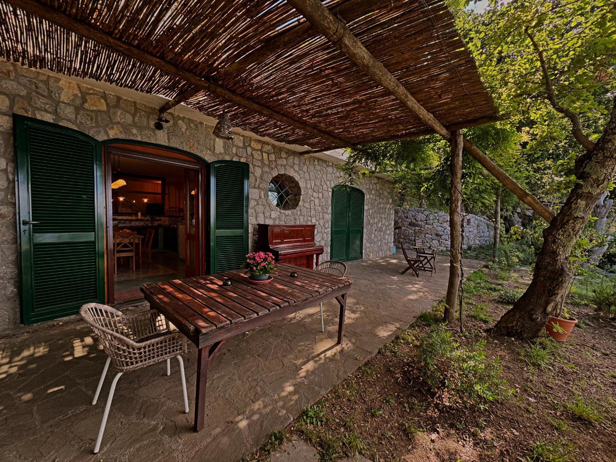 Groove'N'Grove Bed & Breakfast SantʼAgata sui Due Golfi Екстериор снимка